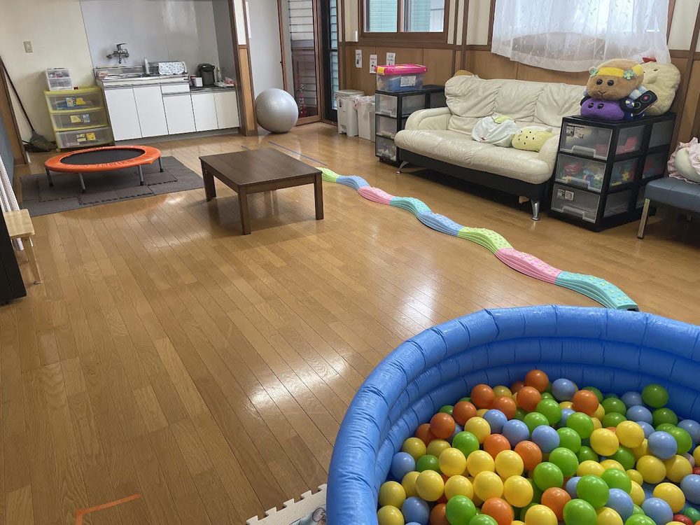 広場。ボールプールやトランポリン、バランスブロックがあります