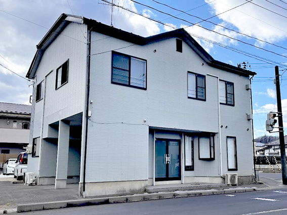 外観。道路沿いの角に面した2階建ての建物です