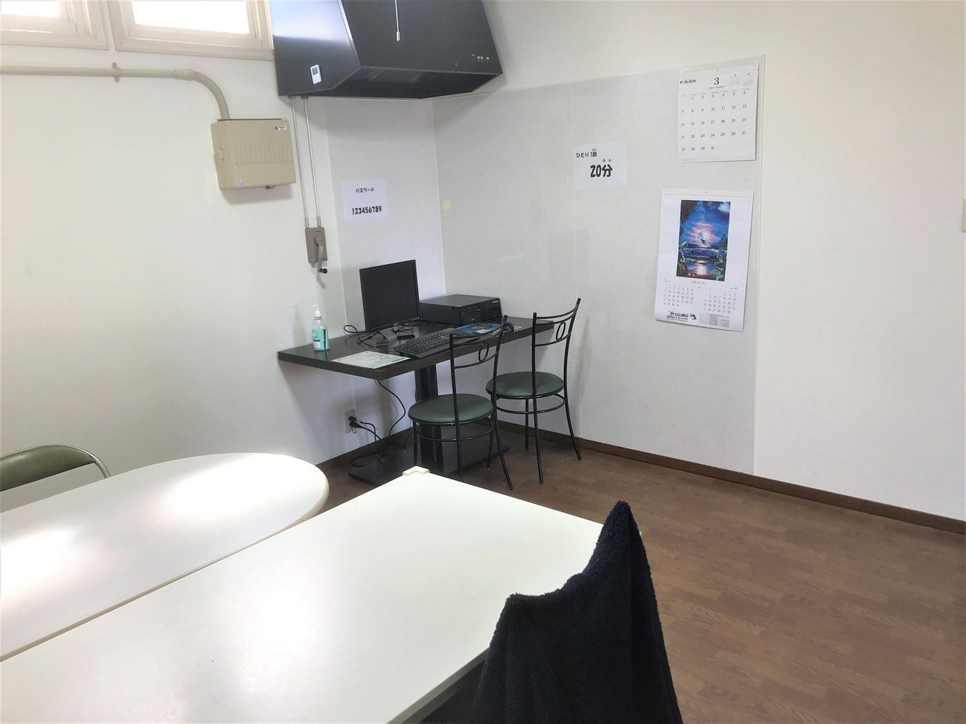 面談室。パソコンを決められた時間内で利用できます