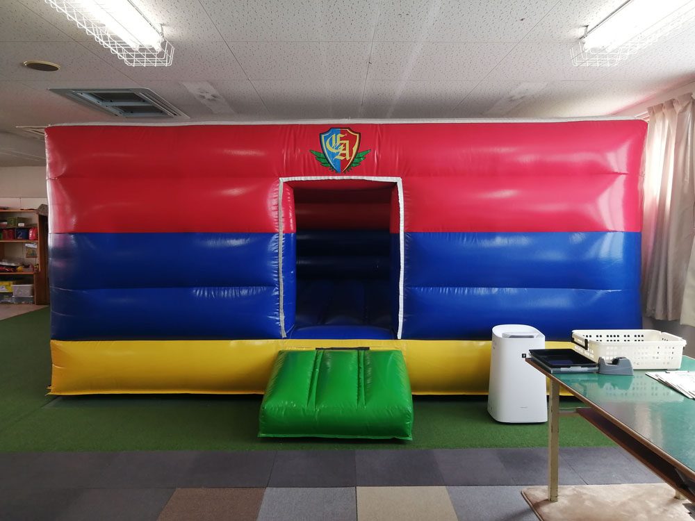エア遊具。膨らませると中に入って遊べます