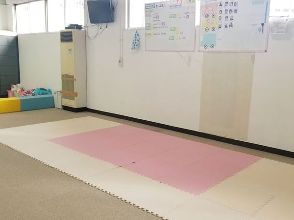室内。ホワイトボードに今日の予定が書かれています