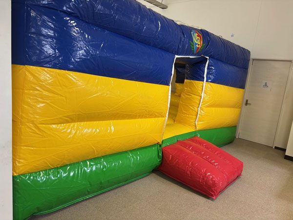 大きなエア遊具。中に入って遊べます