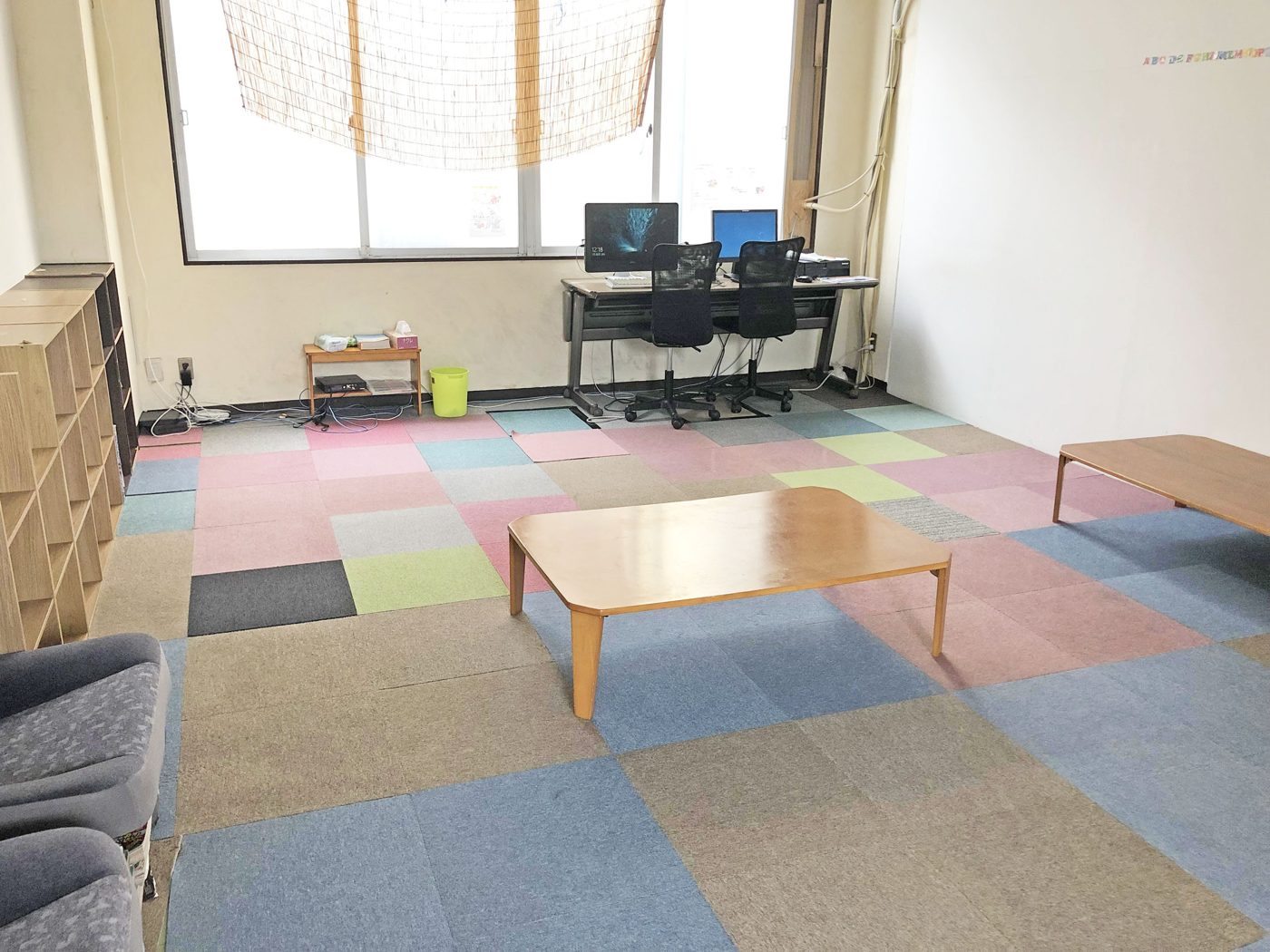 壁際にPCが2台設置されています