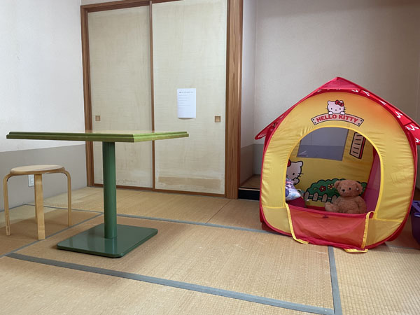 和室。テーブルと椅子、ぬいぐるみなどのおもちゃが置いてあります。